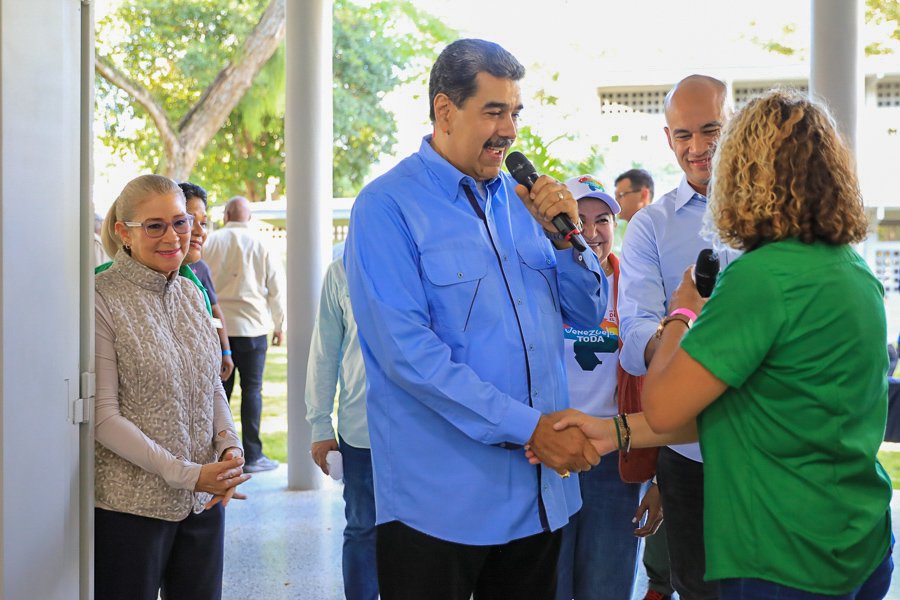 NicolasMaduro's tweet photo. Recorrí las instalaciones del Liceo Nacional “Juan Antonio Pérez Bonalde” en Ocumare del Tuy, estado Miranda y quedé maravillado de bonito y totalmente recuperado que está. ¡Como nuevo de Paquete! Estuve conversando con sus estudiantes, profesores, profesoras y sus trabajadores. ¡Las BRICOMILES van pa’ lante!
