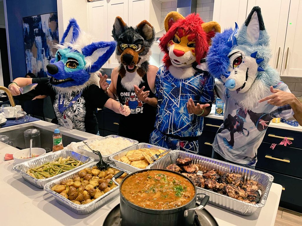 kittytime1738's tweet photo. WHO LET THEM COOK??!
Some of the awesome mfs that helped cook Saturday's dinner at #DiviCation
Chicken curry, grilled pineapple, roasted potatoes, roasted asparagus, rice, and Cuban style grilled chicken ๐ฝ
Ft. @ArthroSikes @CandyDergy @Zappie_39
#FursuitFriday https://t.co/nJ8IVgz03O