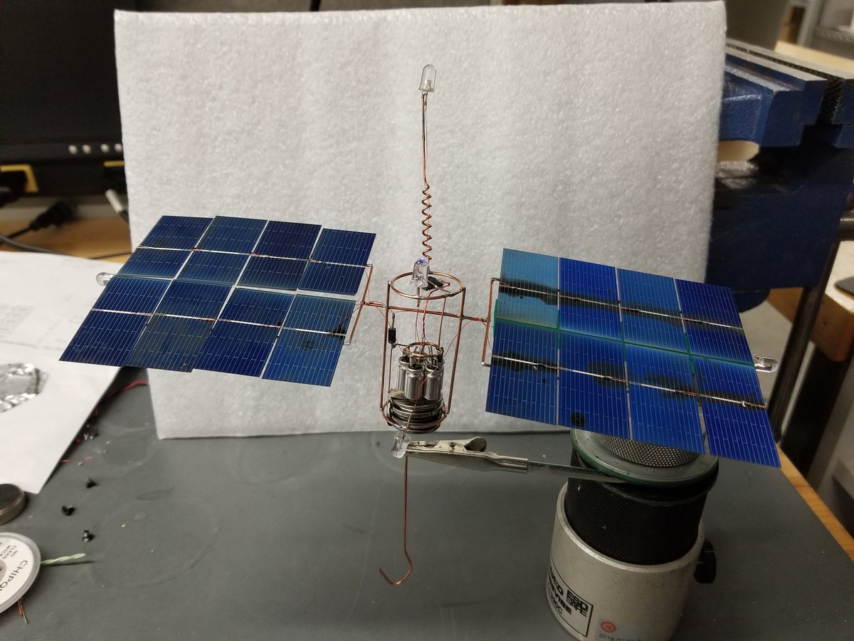 circuithermit's tweet photo. I made a thing! Atmega328 running a linear feedback shift register, driving 5 led pummer circuits. https://t.co/ksDo5rmuzr