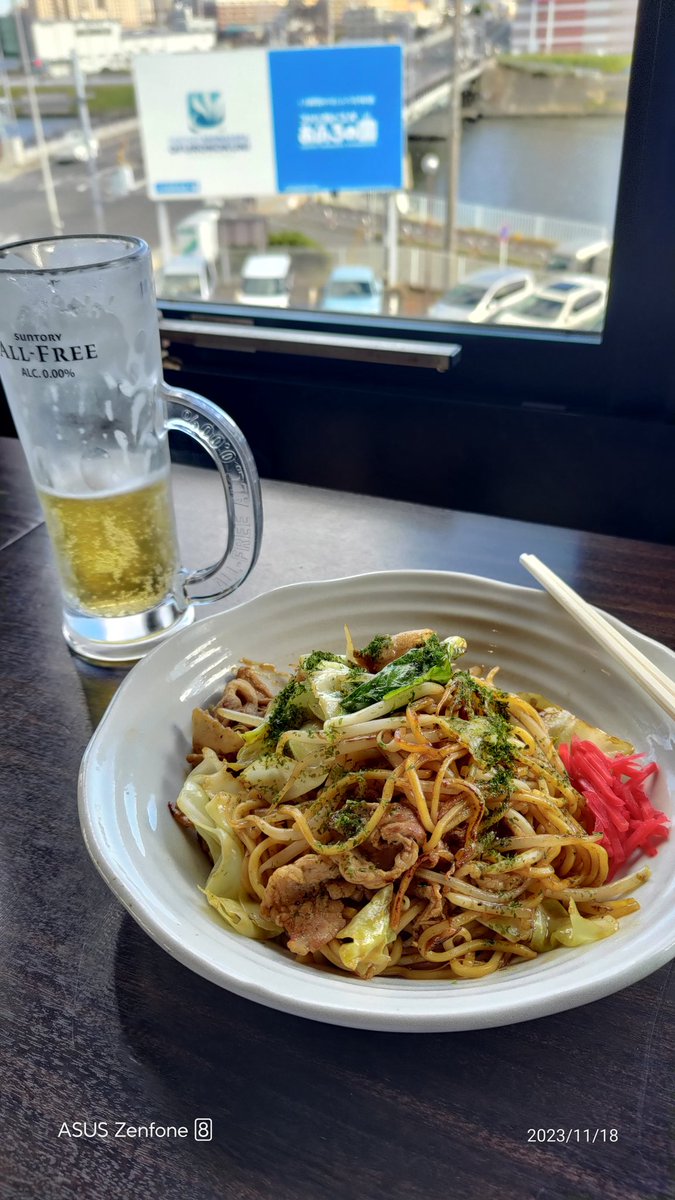 67m_hideaki's tweet photo. 遅ればせながら井上さん独立後の初朝熱波、30分超えの渾身の熱波、堪能しました。ということで、焼きそばメニューに加わってたんですね😋
＃おふろの国 ＃井上勝正 ＃サウナ食堂 https://t.co/3fOaZlFdWR