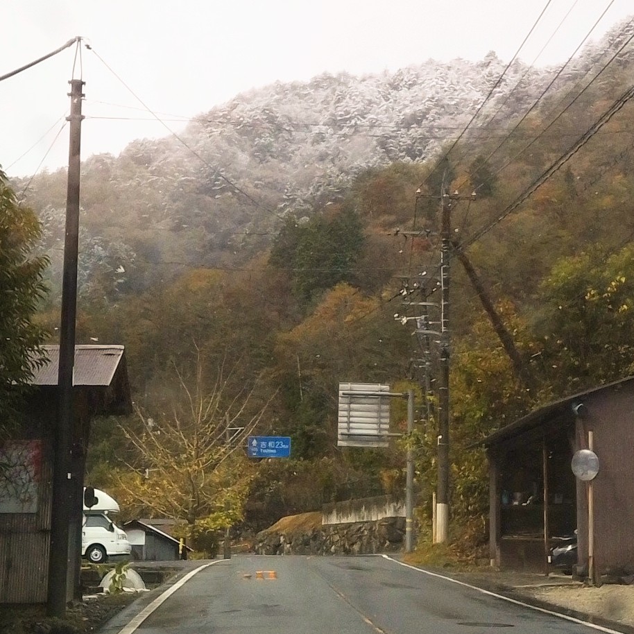 usaco_3's tweet photo. 湯来は雪降ってる。
魚切のあたりから山が薄っすら雪景色。 https://t.co/LalZnkokhZ
