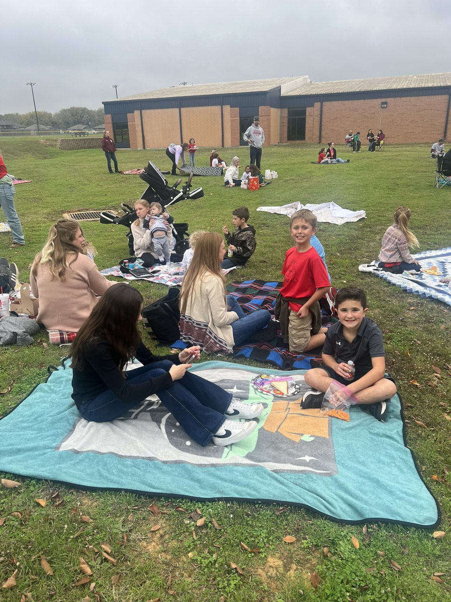 WeirClass's tweet image. We loved our first ever, Thanksgiving picnic at Brockett!!! We saw such an amazing turnout and everyone had a great time! 🧺🦃🍽️🍰
#thanksgivingfeast
@AISDBrockett