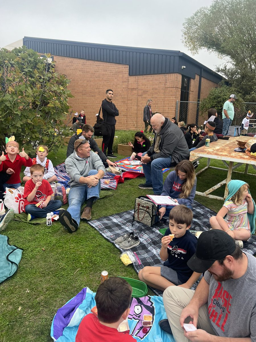 WeirClass's tweet image. We loved our first ever, Thanksgiving picnic at Brockett!!! We saw such an amazing turnout and everyone had a great time! 🧺🦃🍽️🍰
#thanksgivingfeast
@AISDBrockett
