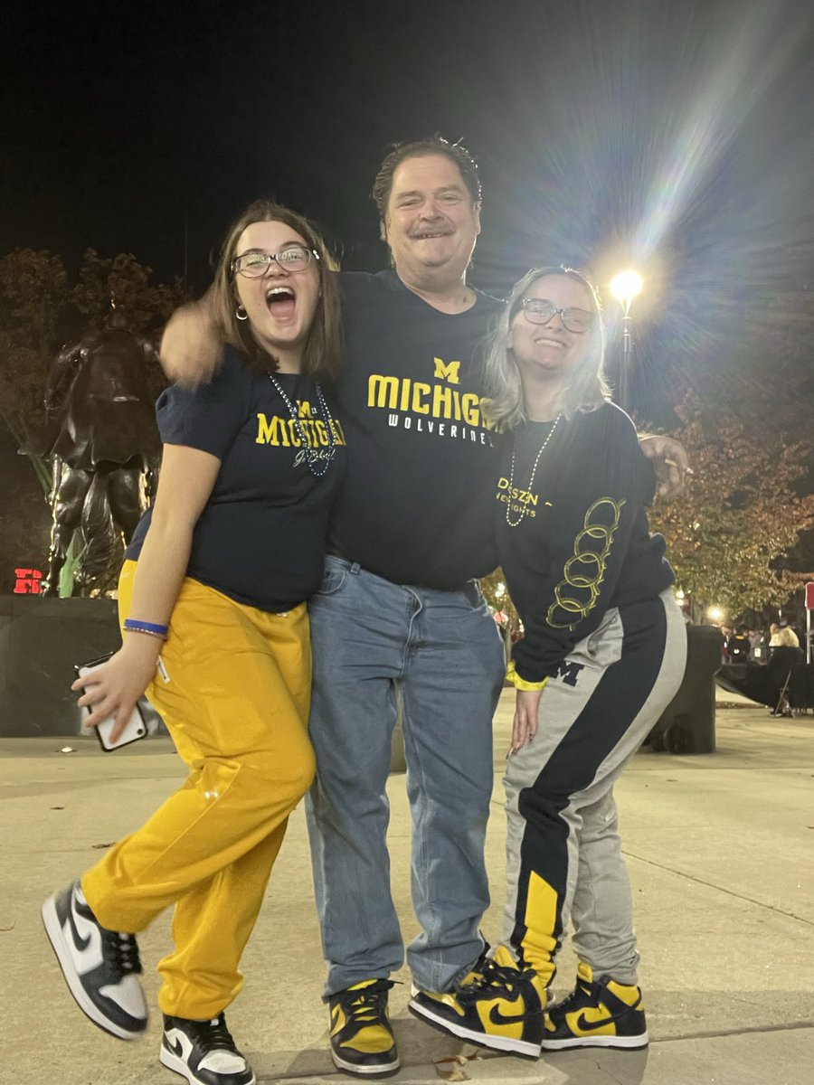 Snookssssss___'s tweet photo. My Dad Had A Stroke Last Sunday 🥺 I Appreciate Anybody Who Takes Time To Share Our Story &amp; Donate 🫶 Thank You In Advance 💛 https://t.co/HBresehRnc https://t.co/HzOaXWpTRO