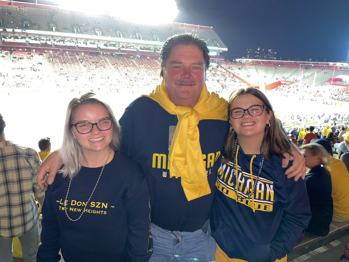 Snookssssss___'s tweet photo. My Dad Had A Stroke Last Sunday 🥺 I Appreciate Anybody Who Takes Time To Share Our Story &amp; Donate 🫶 Thank You In Advance 💛 https://t.co/HBresehRnc https://t.co/HzOaXWpTRO