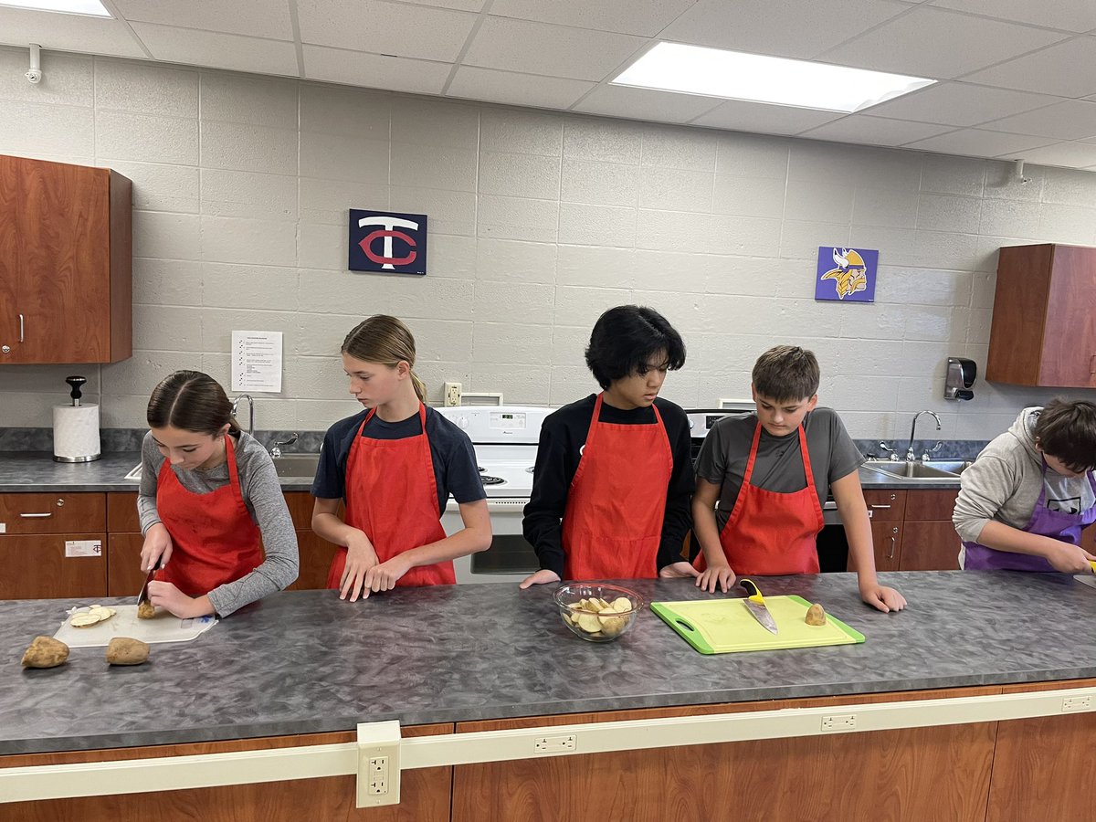 BizMathGuy's tweet image. Business Math 8 - Showcasing &amp;amp; practicing proper handling of the chef knife. #sliced #diced #minced Thank you @KwikTrip for the .99 special on potatoes! #BearGrove #Bizmathguy @ByronMSBears @ByronBears