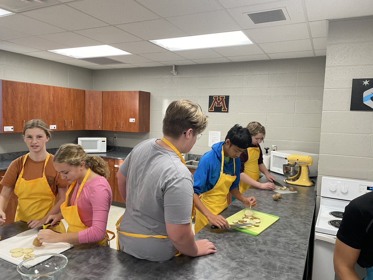 BizMathGuy's tweet image. Business Math 8 - Showcasing &amp;amp; practicing proper handling of the chef knife. #sliced #diced #minced Thank you @KwikTrip for the .99 special on potatoes! #BearGrove #Bizmathguy @ByronMSBears @ByronBears