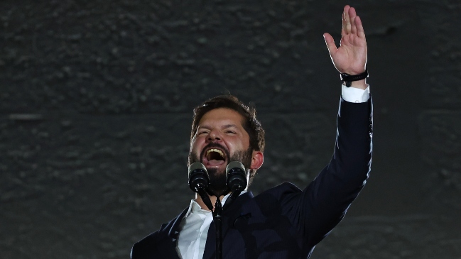 Presidente Boric encendió al Nacional con un 'ceacheí' y fue ovacionado en la apertura de los Parapanamericanos #Santiago2023 #CooperativaContigo tinyurl.com/4ezyam7m