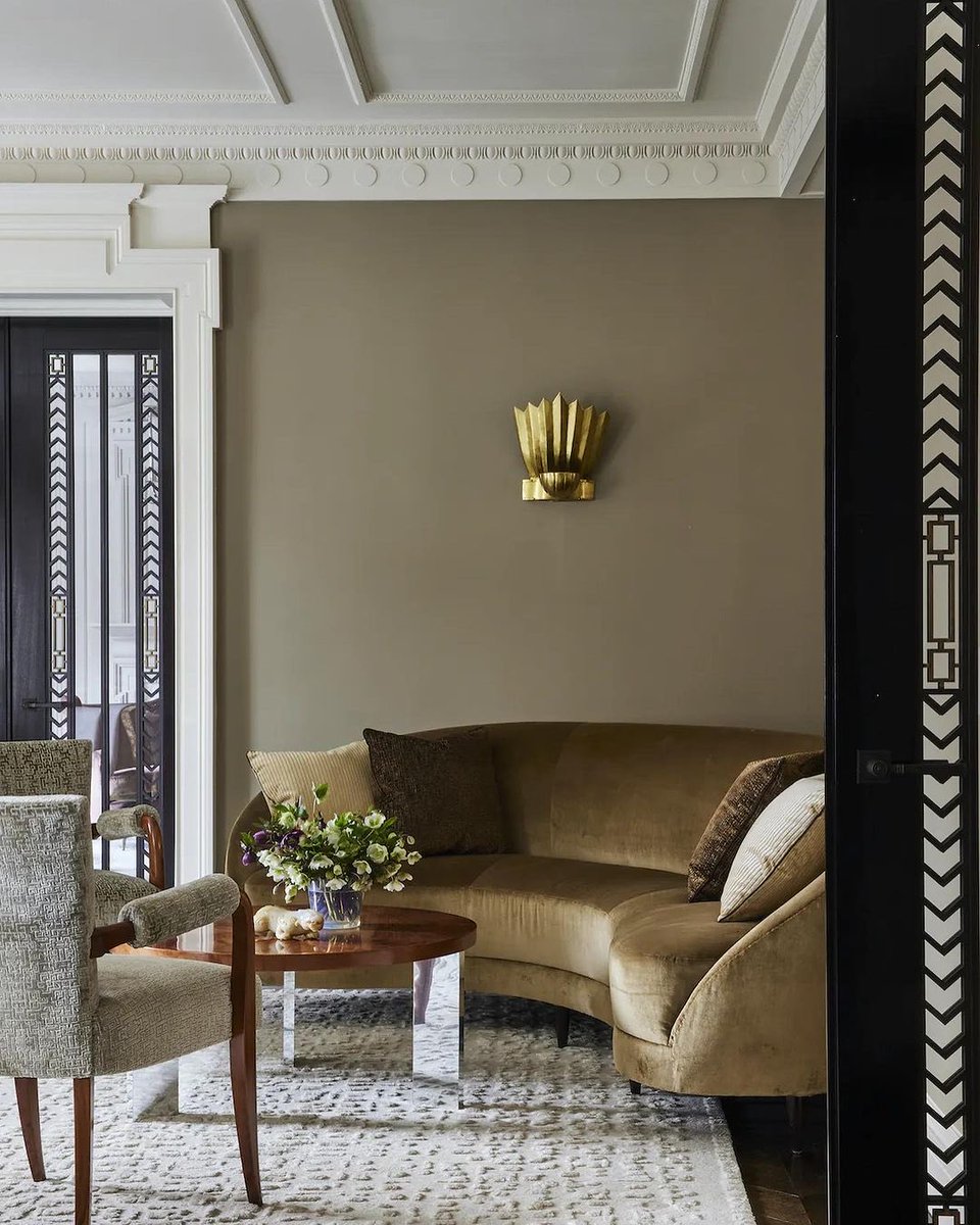 DesignStunning's tweet photo. Today we step into a cozy and #modern #interior with an elegant twist that caresses our soul as well as our sight.

This effect is possible thanks to @danfinkstudio use of high-quality materials that glisten under the light paired with creamy tones and golden accents.. https://t.co/ngdghcvWs2