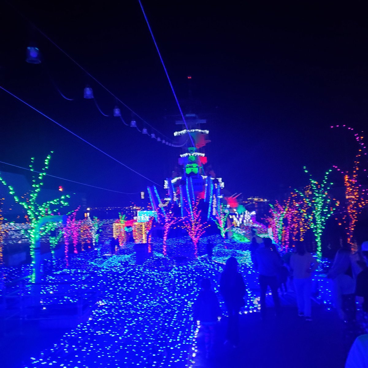 EinoMaki's tweet image. 886 ft of whoop ass decorated in Christmas lights. USS Wisconsin tour is always cool. #bb64