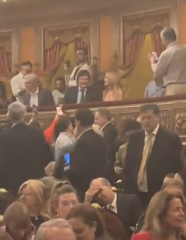 MILEI

amado por el pueblo trabajador // repudiado por la clase acomodada estatal