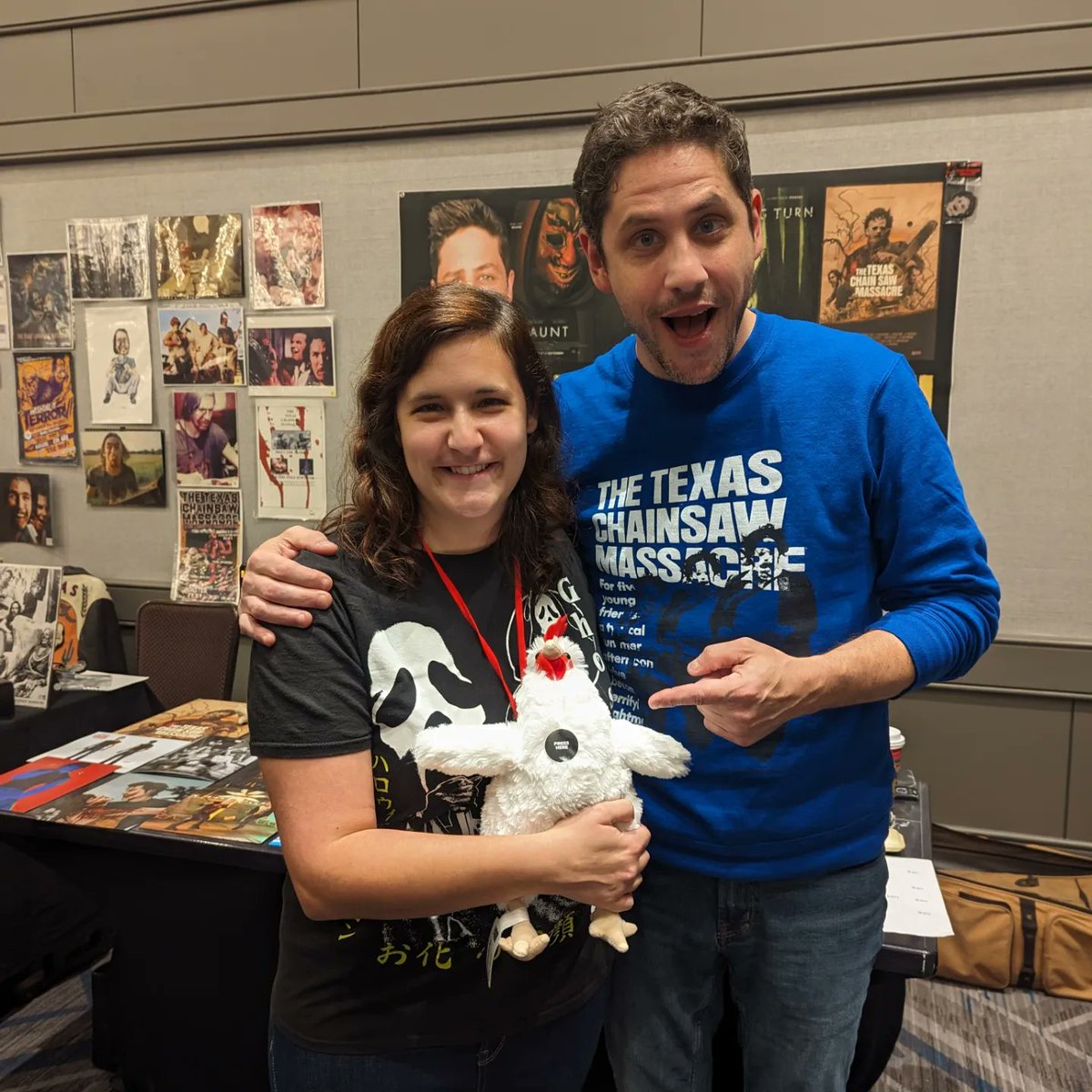 MaryGhost92's tweet image. @TXChainSawGame very own, @DamianMaffei at #MadMonsterPartyAtlanta! Nugget was very excited to see him! #TheTexasChainSawMassacreGame @fearthegun