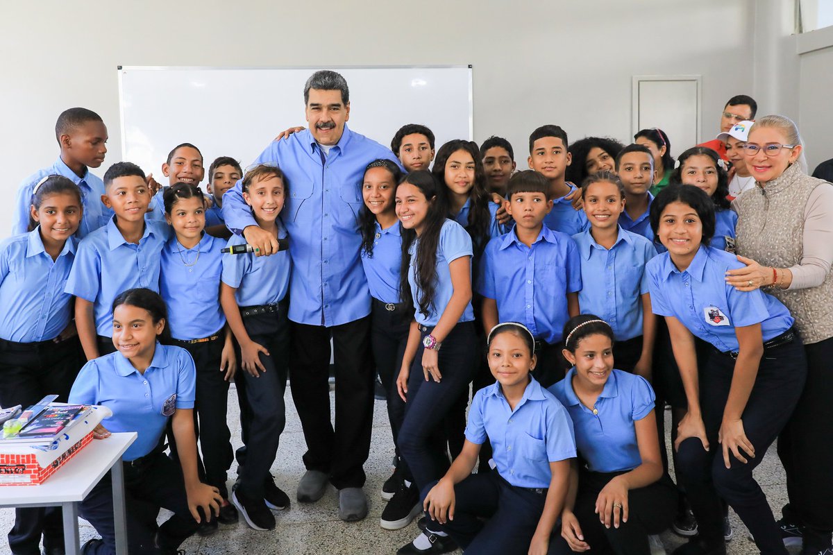 ¡Viernes de #Bricomiles! 

Gracias al Pdte. <a href="/NicolasMaduro/">Nicolás Maduro</a> casi 2 mil estudiantes del Liceo Nacional Juan Antonio Pérez Bonalde, en Ocumare del Tuy, cuenta con un plantel totalmente rehabilitado gracias a la unión cívico-militar que conforman las Bricomiles.

@MPPEDUCACION