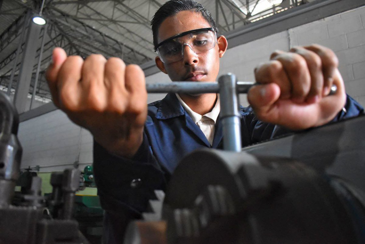 Una extraordinaria jornada de trabajo dedicada a mostrar los avances de las Bricomiles para la Educación.

En #Bolívar entregamos la Escuela Técnica Industrial Alfredo Maneiro, donde se forman técnicos medio en metalmecánica, electricidad y biorobótica.

<a href="/NicolasMaduro/">Nicolás Maduro</a>