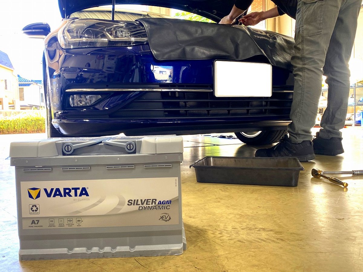 ysgarage's tweet photo. 寒くなってきて、バッテリー持ち込み交換のご依頼が急増を超えて爆増です。

本日最初の１代目はフォルス九ワーゲン ゴルフ。
持ち込みバッテリーはネットから直送で受け取りを2日前に完了していたので、本日はご来店その場で30分ほどで交換完了！ https://t.co/VRuGMeiBvj