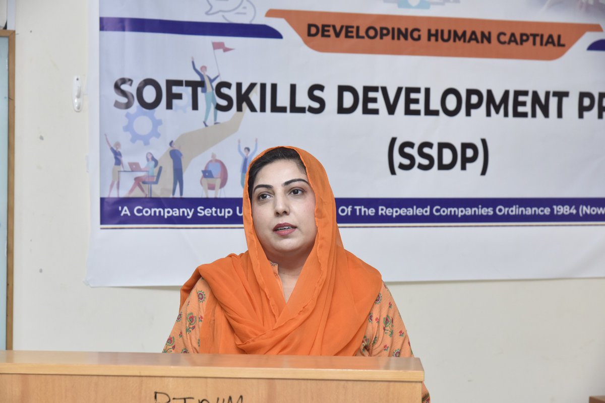 theiubwp's tweet photo. #PunjabEducationalEndowmentFund (PEEF) conducted its first ever 2 day soft skills workshop in IUB today. The workshop was conducted by renowned PEEF trainer Ms. Shazia Bashir. This workshop is a latest initiative of #PEEF for which they selected IUB. https://t.co/yqDkMlxCeM