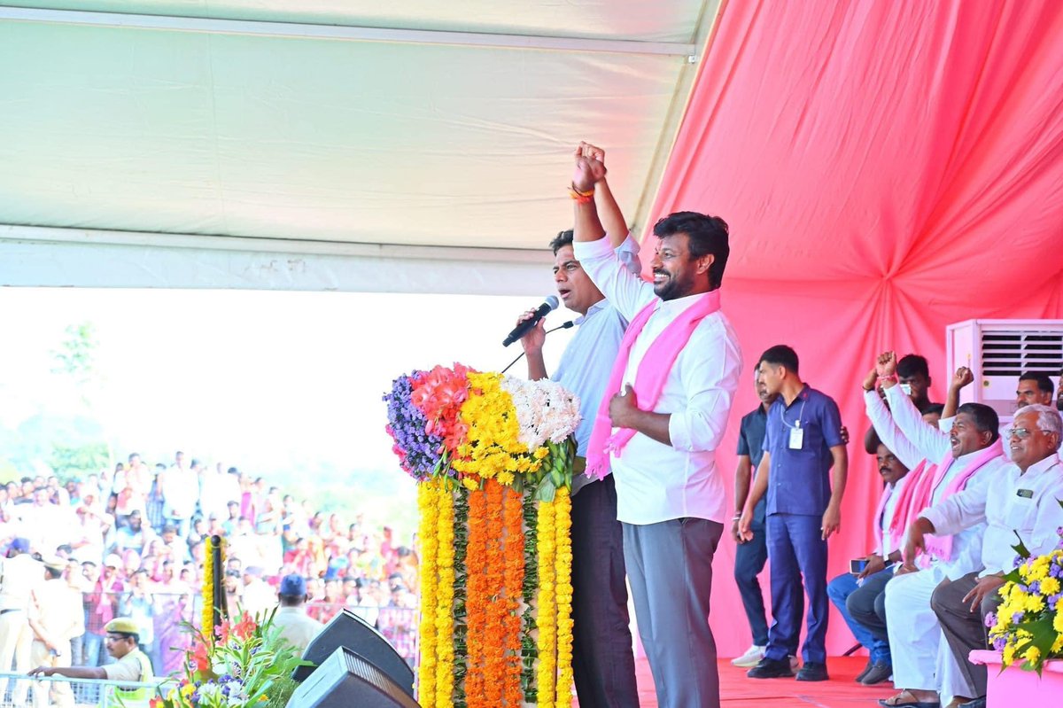 JohnsonKTRS's tweet photo. ఖానాపూర్  నియోజకవర్గంలోని జన్నారం మండల కేంద్రంలో  ఏర్పాటు చేసిన బిఆర్ఎస్ ప్రజా ఆశీర్వాధా సభలో బిఆర్ఎస్ పార్టీ వర్కింగ్ ప్రెసిడెంట్ తెలంగాణ రాష్ట్ర  IT మరియు పురపాలక శాఖ మాత్యులు KTR గారు పాల్గొని...

మళ్లీ బిఆర్ఎస్ ప్రభుత్వమే వస్తుందని అలాగే జాన్సన్  ఉంటేనే మంచి జరుగుతుందని https://t.co/f7ake3NuVI