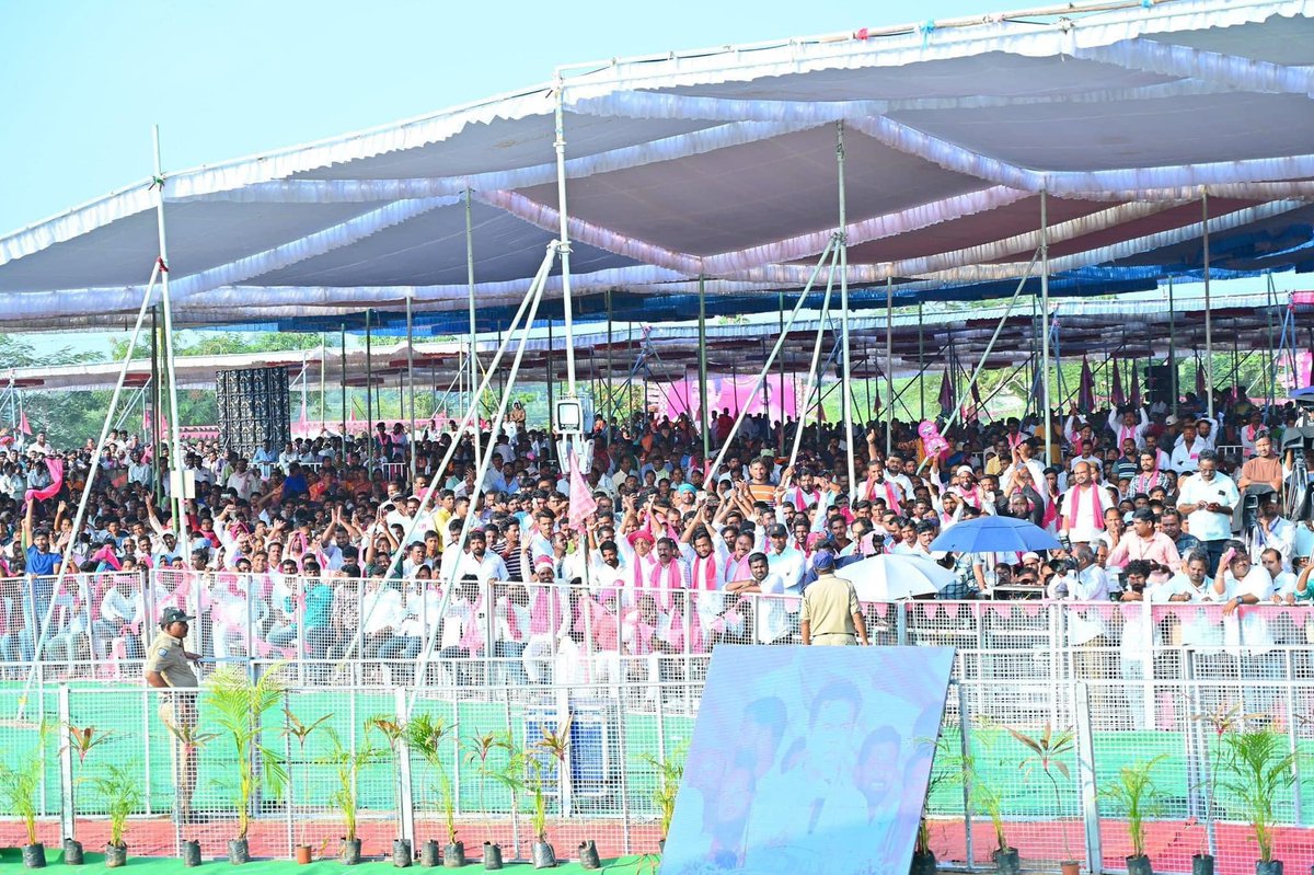 JohnsonKTRS's tweet photo. ఖానాపూర్  నియోజకవర్గంలోని జన్నారం మండల కేంద్రంలో  ఏర్పాటు చేసిన బిఆర్ఎస్ ప్రజా ఆశీర్వాధా సభలో బిఆర్ఎస్ పార్టీ వర్కింగ్ ప్రెసిడెంట్ తెలంగాణ రాష్ట్ర  IT మరియు పురపాలక శాఖ మాత్యులు KTR గారు పాల్గొని...

మళ్లీ బిఆర్ఎస్ ప్రభుత్వమే వస్తుందని అలాగే జాన్సన్  ఉంటేనే మంచి జరుగుతుందని https://t.co/f7ake3NuVI