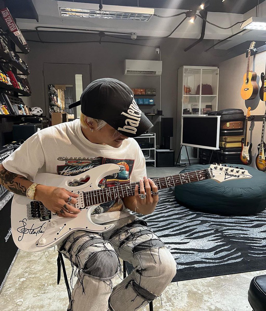 keunified's tweet photo. ang happy niya sa bagong guitar niya 🥹🥹🥹 

happy ken = happy life https://t.co/JdIMusjyKJ