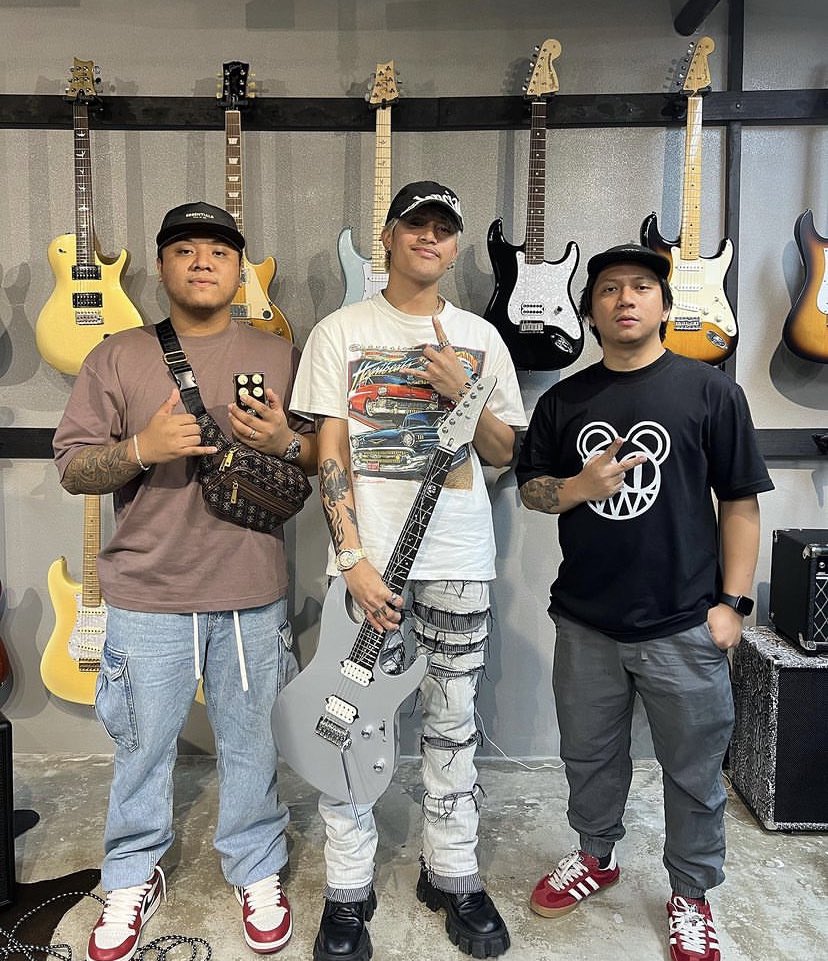 keunified's tweet photo. ang happy niya sa bagong guitar niya 🥹🥹🥹 

happy ken = happy life https://t.co/JdIMusjyKJ
