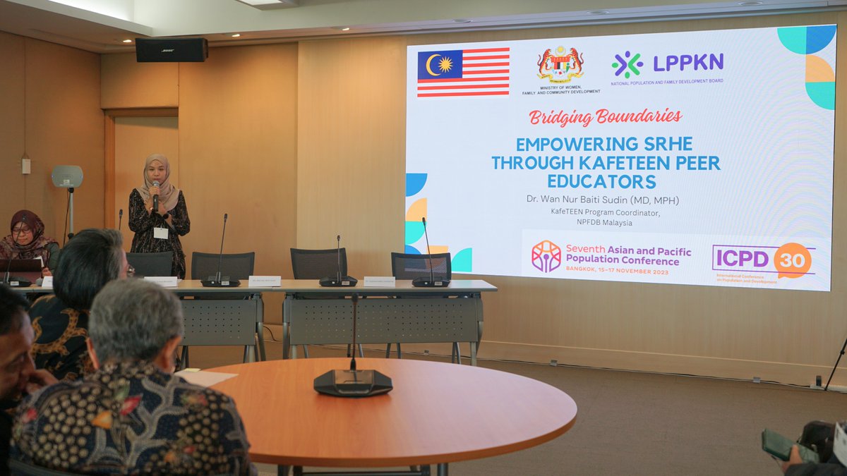 Unfpa_Thailand's tweet photo. As countries in Southeast Asia are dealing with #challenges of population & development, a pool of experts and actors from CSOs and @UNFPAIndonesia, @UNFPAph, @UNFPAMalaysia and #UNFPAThailand who come together to share good practices and outlooks to address #PopDev challenges in addressing #poverty, #stunting and unmet need for #familyplanning in Indonesia, optimising the demographic prospects in #thePhilippines, empowering sexual and reproductive health equity #SRHE through KafeTeen Peer Educator in #Malaysia and promoting National Transfer Accounts #NTA through harmonised population data for population and development policy of Thailand.
👏Kudo to all workers to promote population and development – #SRHR #FamilyPlanning #SRHE #DemographicChange 🧡
Learn more at https://t.co/TsrKJDd6mf.