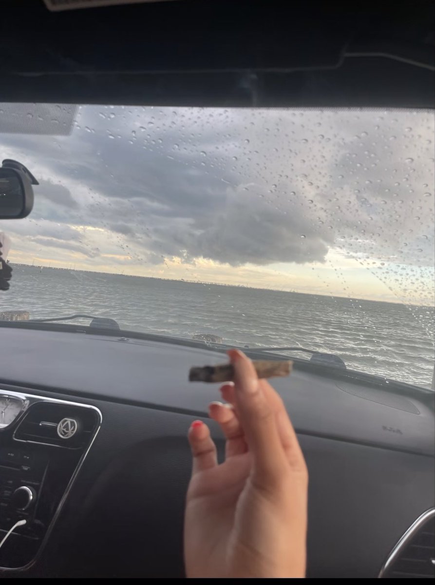 m1zzparker's tweet photo. throwback to when i accidentally crashed into the water and we couldnt do nan but roll up till help came smh https://t.co/Oa26uCMEz3