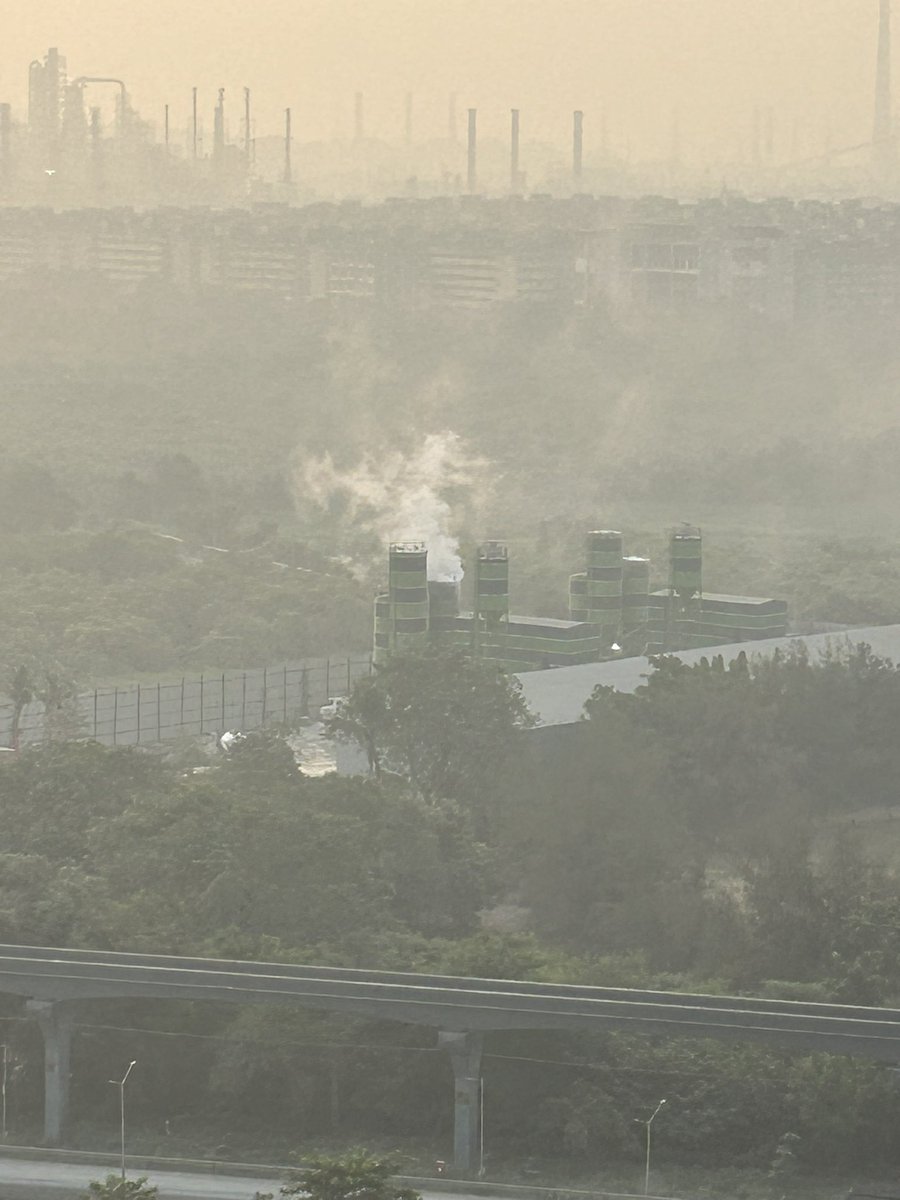 ragesum's tweet photo. @mybmcWardFN @mpcb_official please see the amount of pollutants released in the air by this cement factory on the eastern freeway near Bhakti Park wadala. This is a newly established factory, and it is releasing these toxins in the air. https://t.co/Zcc1r85iyh