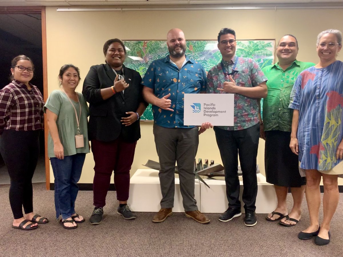 PIDP_EWC's tweet image. Grateful to have had journalist @ThomasHeatonCB from @CivilBeat visit #PIDP! 🤝 We shared insights on the re-launch of the #PacificIslandsReport, fostering a vision for stronger news coverage of the Pacific. 🌏 Thanks for the engaging conversation! 📰  #PIReport