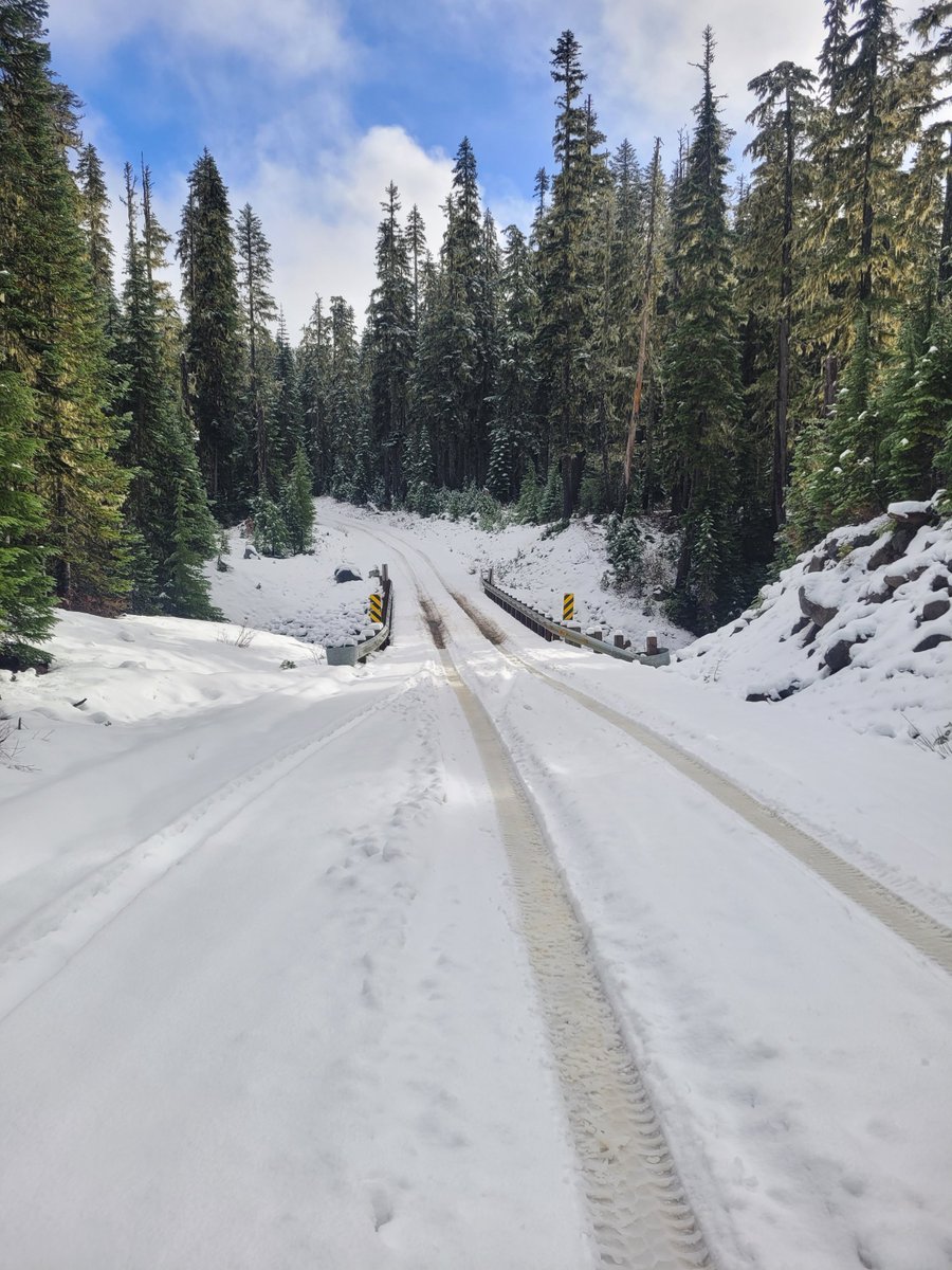 ForestServiceNW's tweet photo. It's that time of year when snow levels drop in elevation, &amp; it can be challenging to predict conditions on forest roads. Forest Service roads are not maintained/plowed for winter conditions. If you encounter 3”+ of snow it’s a good idea to turn around! https://t.co/FIXnhlAxZw
