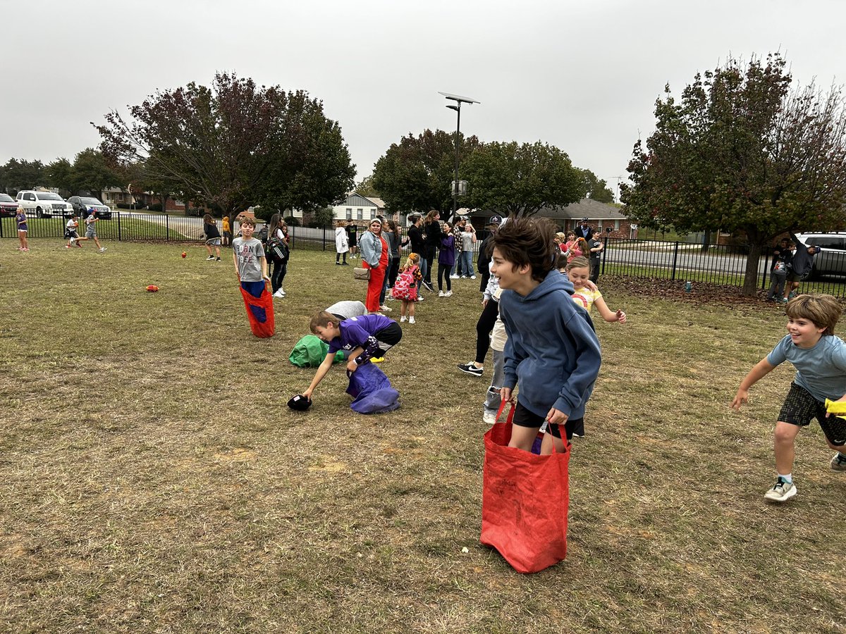 Fun times at the Harvest Fest! Perfect way to end the week! So THANKFUL for these students! 🍁🍂

#aesriseabove