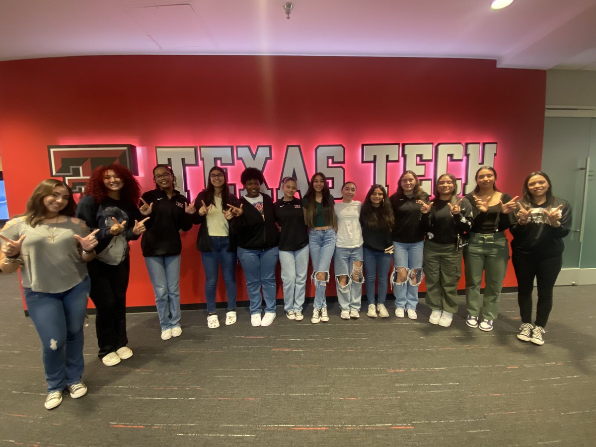 HanksLadyBB's tweet photo. Great time in Lubbock #GunsUp @RCadena2001LTD @HanksAthletics @JMHanksHigh @BoysBballHanks @Coach_Veliz https://t.co/n8VWEqCvzr