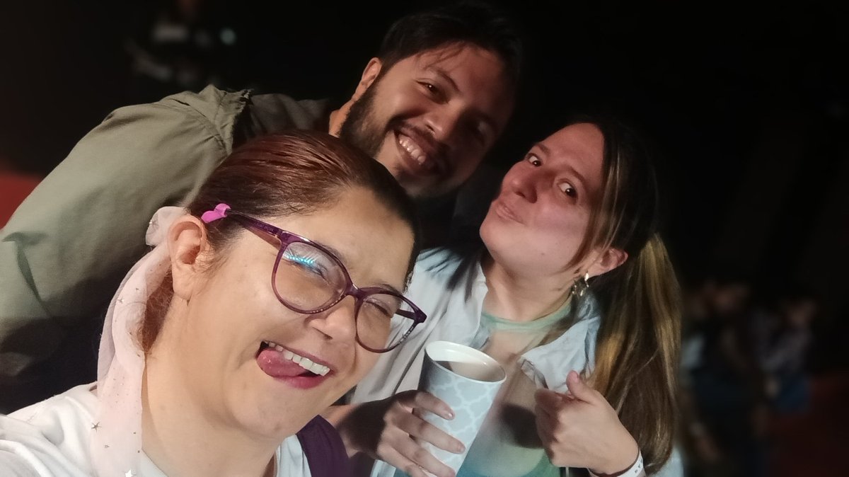 Myriliteratura's tweet photo. Que bonito conocer más #estefans que además sigo de hace un ratito por acá @viviana_tes @NeRojas213 🥰💜🙏 @estemanmusic tu música nos une 😁✌️🎉🤩 https://t.co/3GXumnFjHn