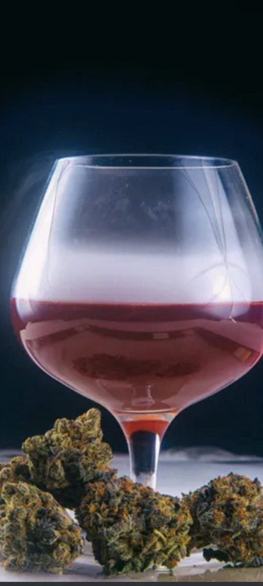 Definitely35's tweet image. 'Happy FRIYAAAAAAAY Errybody!! Enjoy Your Weekend!! #jusgettinstarted 🍃💨💨🔥 #cheers🍷