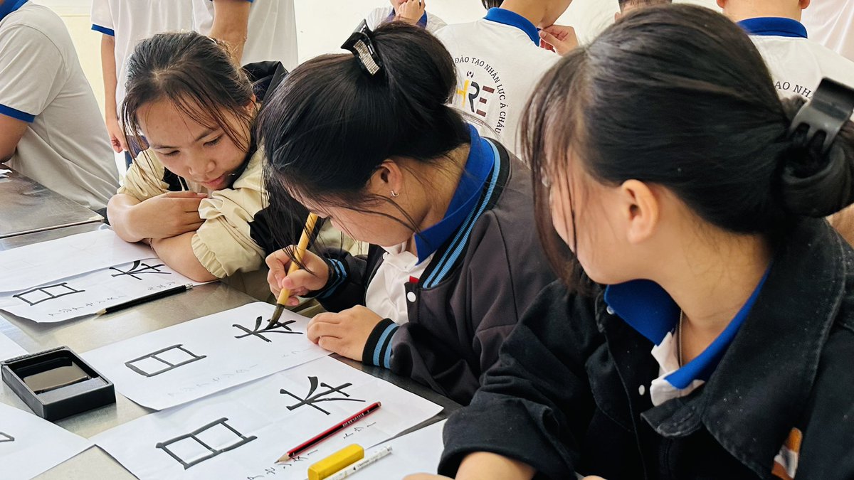 achau2021's tweet photo. 🇯🇵今日の日本文化イベントは『書道🖌️』でした。

これを機にぜひ、漢字が好きになってくれたら嬉しいです😀

まだ1日しか経ってないのに、もう2万回再生くらいされました🙌
⚫︎Hoa先生
https://t.co/NAVCSGOnus

⚫︎Phuong先生
https://t.co/qUPtvCTSVs

#送り出し機関 #日本語学校 #書道 #ベトナム https://t.co/GuFxWZJANH