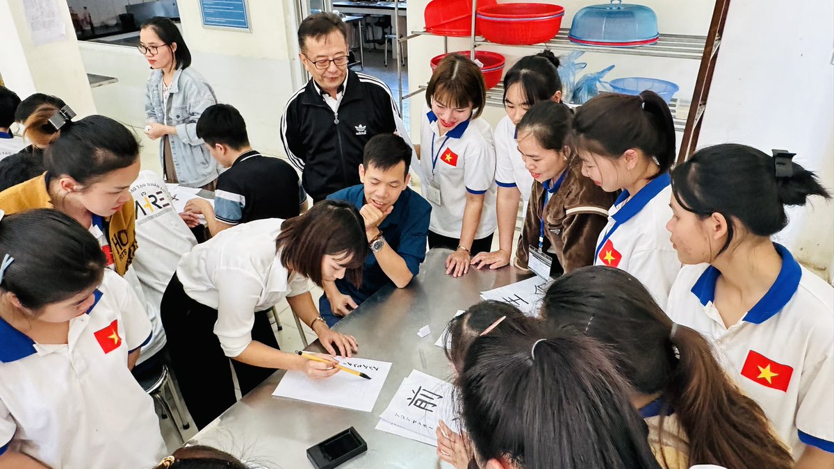 achau2021's tweet photo. 🇯🇵今日の日本文化イベントは『書道🖌️』でした。

これを機にぜひ、漢字が好きになってくれたら嬉しいです😀

まだ1日しか経ってないのに、もう2万回再生くらいされました🙌
⚫︎Hoa先生
https://t.co/NAVCSGOnus

⚫︎Phuong先生
https://t.co/qUPtvCTSVs

#送り出し機関 #日本語学校 #書道 #ベトナム https://t.co/GuFxWZJANH