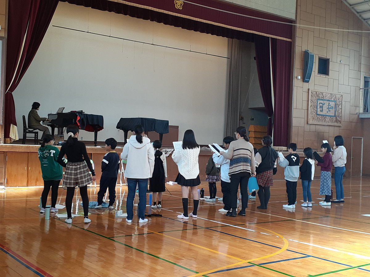 kkchorus's tweet photo. 今日は男の子が2人体験に来てくれました！
高学年の男子の声が加わるとぐっと歌声に深みが！
中学生OBも３人来てくれましたー。
今日はとても寒かったので、途中の休憩はケイドロして体を暖めましたー。 https://t.co/sD5UGG8kV1