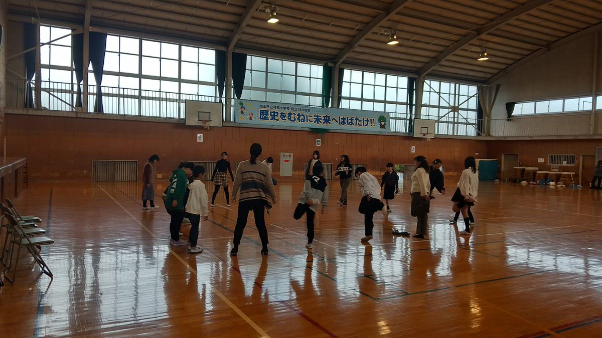 kkchorus's tweet photo. 今日は男の子が2人体験に来てくれました！
高学年の男子の声が加わるとぐっと歌声に深みが！
中学生OBも３人来てくれましたー。
今日はとても寒かったので、途中の休憩はケイドロして体を暖めましたー。 https://t.co/sD5UGG8kV1