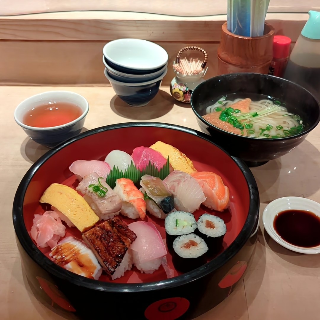 握り13貫と細巻き3ケ、うどんが付いて1400円!!!!!!!!!!