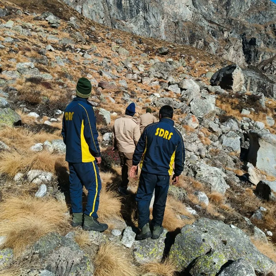 uksdrf's tweet photo. चमोली- थाना बद्रीनाथ क्षेत्रान्तर्गत लक्ष्मीवन सतोपंथ मार्ग पर एक व्यक्ति के लापता होने की सूचना पर SDRF टीम द्वारा मौके पर पहुँचकर गहन सर्च ऑपरेशन चलाया जा रहा है।
संभावित स्थानों पर सर्चिंग करते SDRF रेस्क्यू टीम के जवान।
#SDRF
#UttarakhandPolice
#StateDisasterResponseForce https://t.co/9z710kKf7G