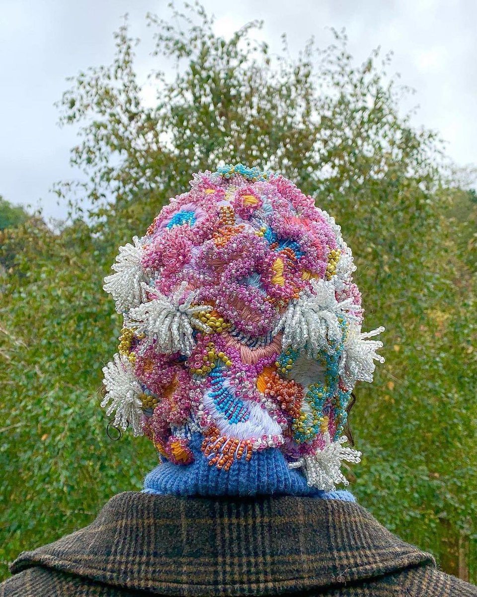 lgbt_labs's tweet image. Len cho mùa đông không còn nhàm chán với kỹ thuật đính cườm đủ màu sắc, hình dáng đỉnh cao của @milatextiles khiến chiếc mũ len trông như được đám san hô &quot;neo&quot; lại 🥰
#thoitrang #fashion