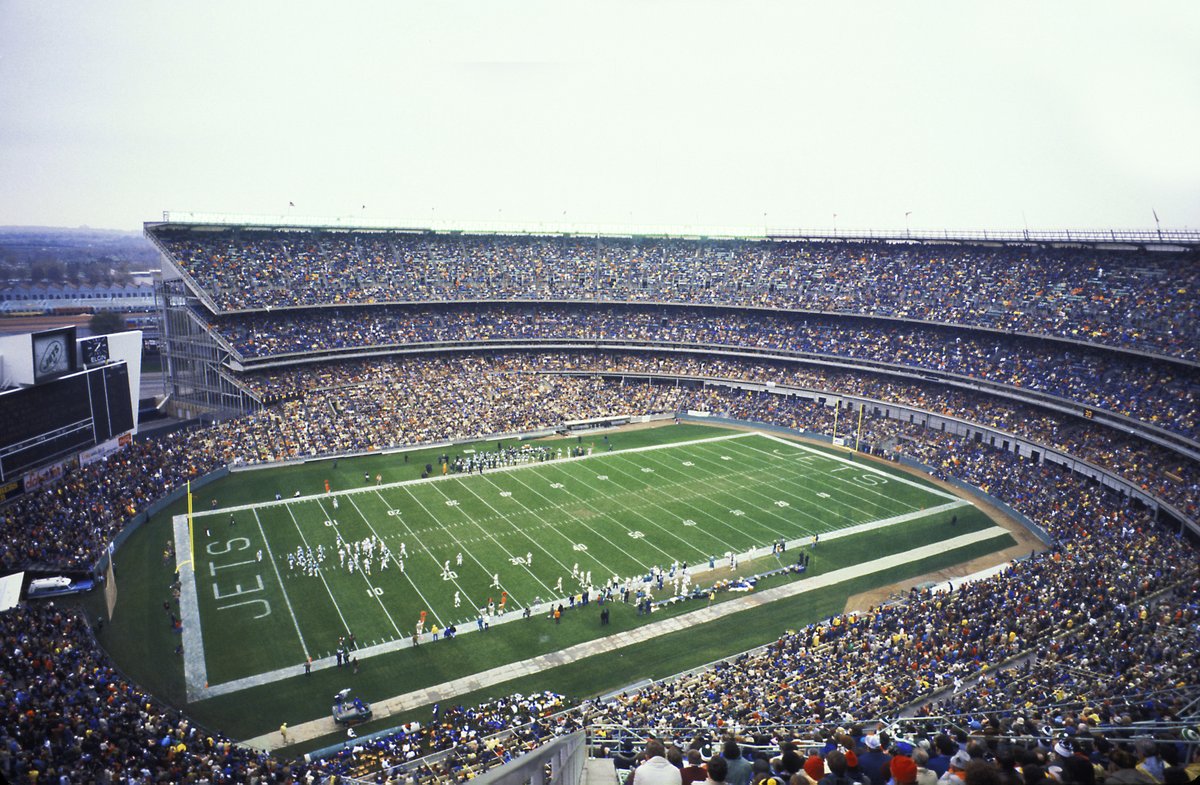 JimGumm's tweet photo. Let's see you post a photo of a "Dead Stadium"

#SheaStadium
#NewYorkJets https://t.co/6JTj2w8x76