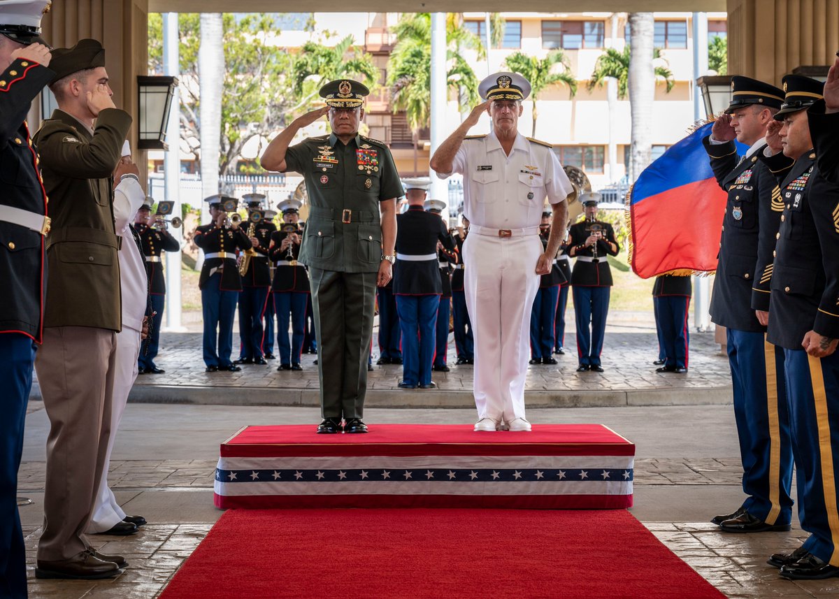 🇺🇸–🇵🇭

#USINDOPACOM Commander Adm. John C. Aquilino welcomes <a href="/TeamAFP/">Armed Forces of the Philippines</a> Chief of Staff Gen. Romeo Brawner Jr. to USINDOPACOM headquarters to discuss the progress and modernization of the #Alliance in supporting a #FreeAndOpenIndoPacific.

📍: #UnitedStates

📸: MC1 John Bellino