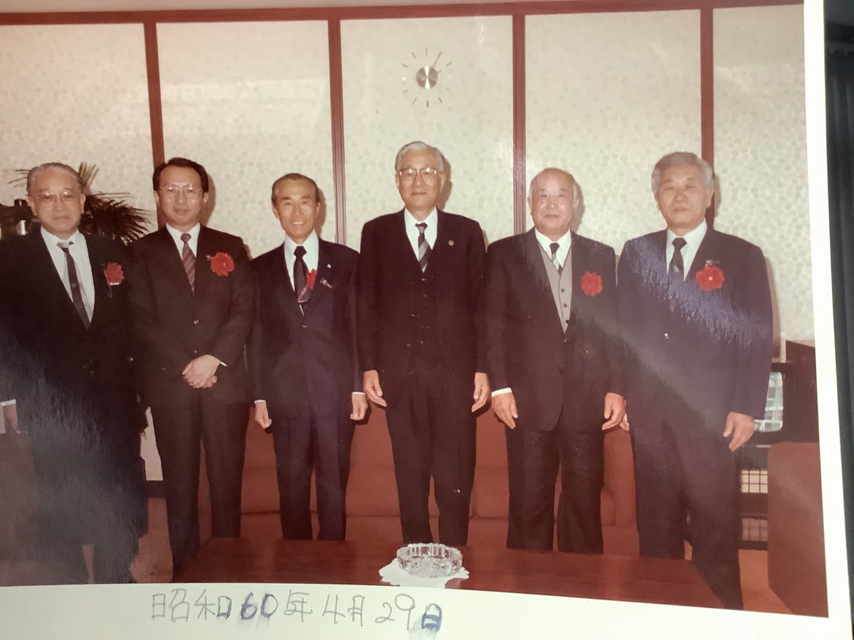 seiun0005's tweet photo. 会社の大掃除をしていたら、すごいメンバーの写真が出てきた。
昭和60年の春の天皇賞の日だ。

左から（敬称略）
吉田善哉(社台ファーム)
千明大作(ミスターシービー)
西山正行
当時のJRA理事長
和田共弘(シンボリ牧場)
全演植(サクラコマース）

この写真は西山茂行しか持っていないだろうな。 https://t.co/xvULeDvnwG