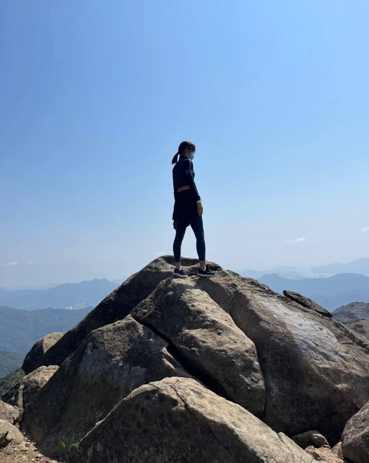 Today we climbed to the top of Tai Mo Shan, the highest mountain in Hong Kong. Secretly take a photo of my bestie😜