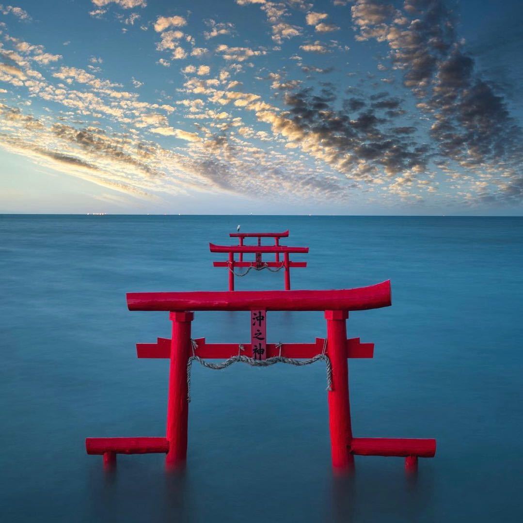 🇯🇵 Situés au Japon, les trois Toriis rouges écarlates du sanctuaire de Ouo semblent flotter sur la surface de la mer d'Ariake ! 🌸 📸 mojitamanwes