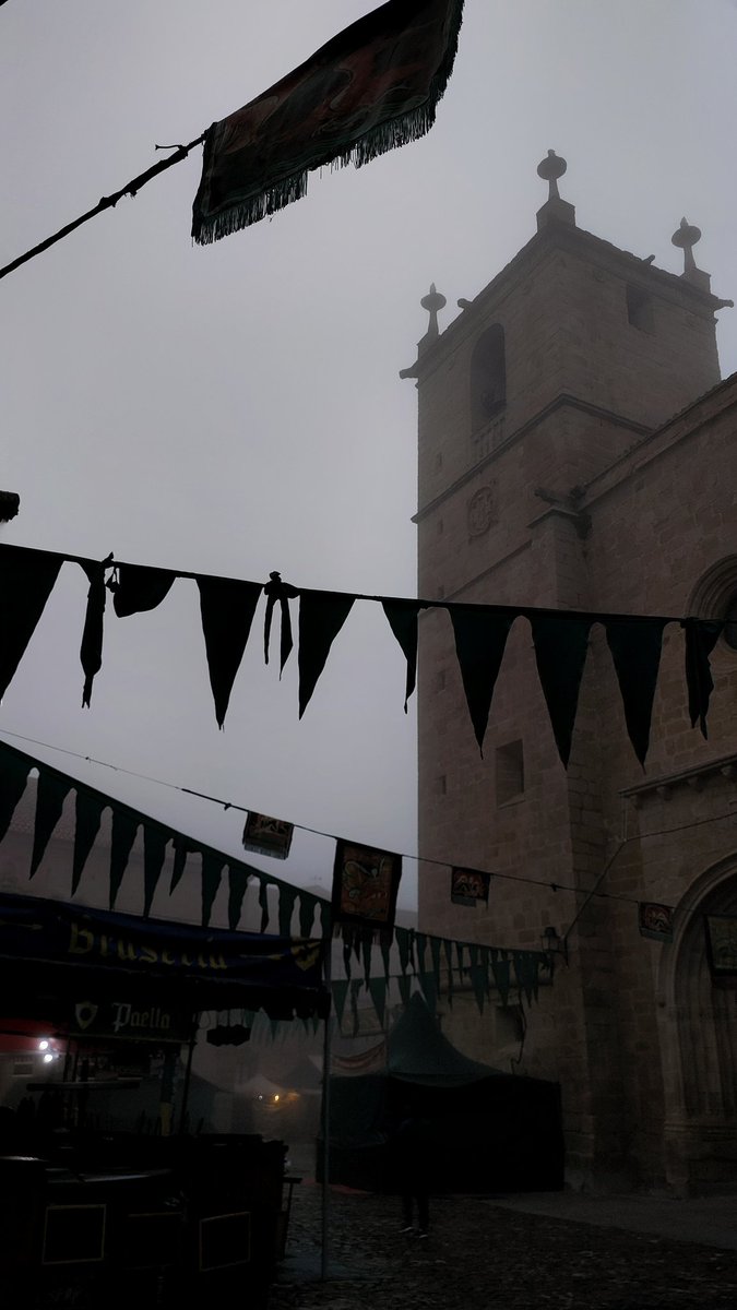 Silvia_6's tweet photo. Hoy la parte antigua de Cáceres ha amanecido especialmente enredada y tenebrosa
✨ https://t.co/oSNdi51xpq