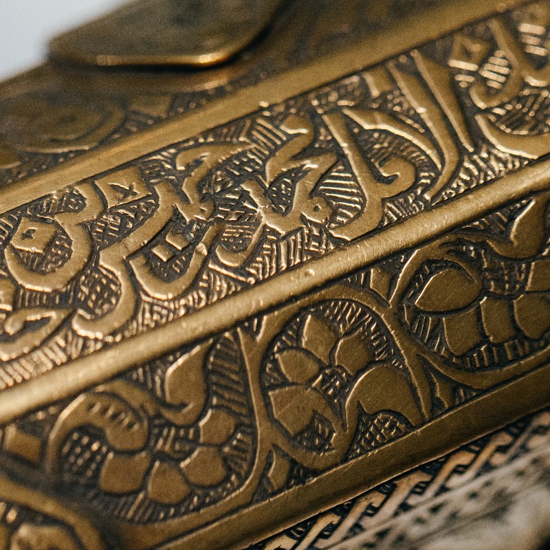 LouvreAbuDhabi's tweet photo. Capturing the essence of the Sultanate of Oman with a glimpse of two artistic wonders "Omani dagger (khanjar) and "Mohammad bin Khamis bin Khalfan bin Ali an-Nazawi inkwell box" from @NM_OMAN on display at our Museum Galleries 🇴🇲
#OmanNationalDay