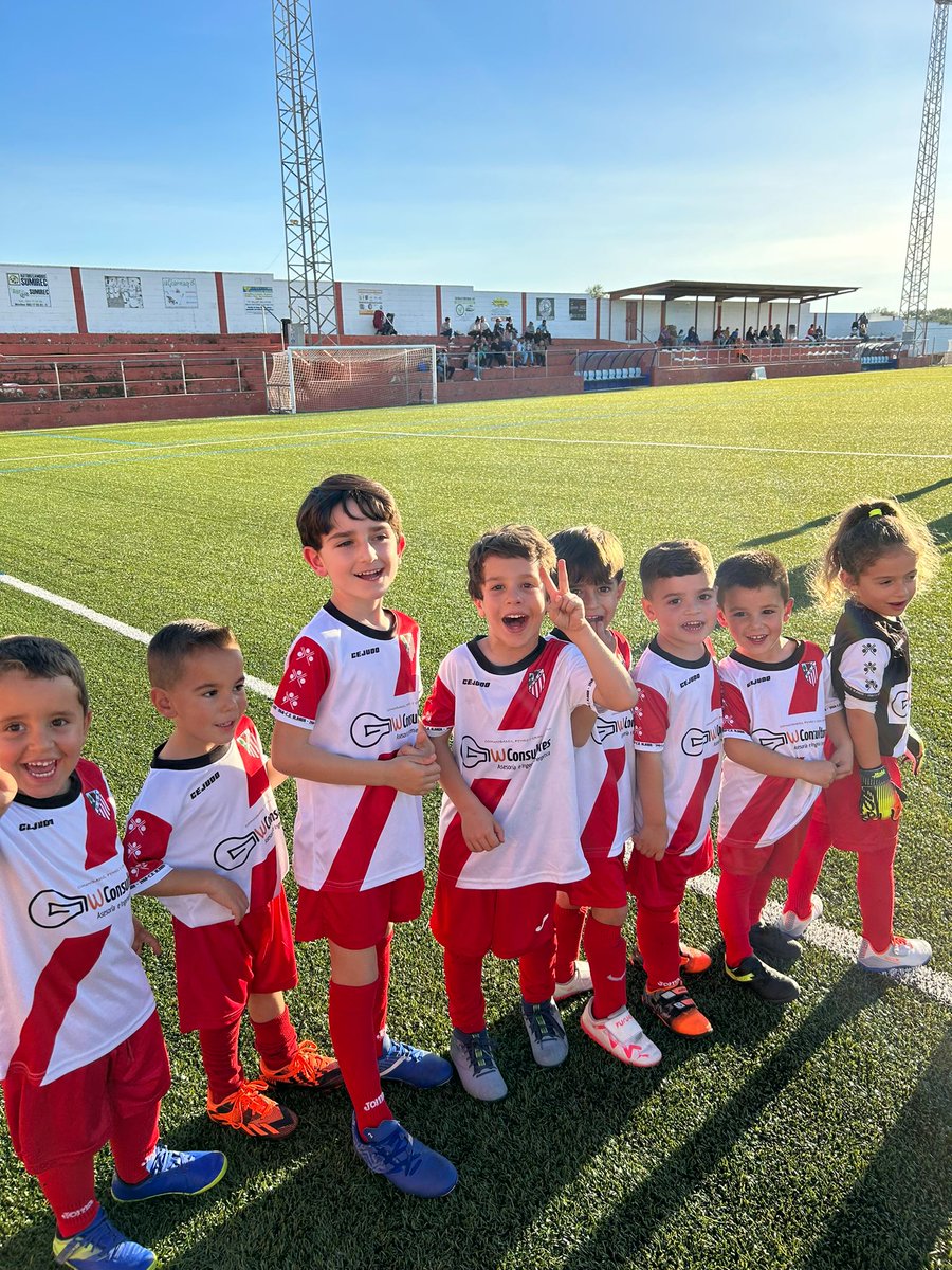 CAlbaida's tweet photo. ¡Los más pequeños desbordados de diversión y de victoria! 🏆👦👧 Si naciste en 2018, 2019 o 2020, ¡únete a la diversión! Todavía hay plazas disponibles para formar parte de nuestros Minis. ⚽🌟 #CanteraCDA https://t.co/ZGWXJskCUn
