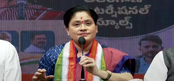 TSelections2023's tweet photo. ➙తెలంగాణ కోసం ఎంతో త్యాగం చేశా
➙కమిట్‌మెంట్‌తో 25 ఏళ్లుగా పనిచేస్తూనే ఉన్నా 
➙కేసీఆర్‌పై చర్యలు తీసుకుంటామని బీజేపీ చెప్పింది
➙బీజేపీ మాటపై నమ్మకంతో ఆ పార్టీలోకి వెళ్లాం 
      విజయశాంతి
#vijayashanti #TelanganaElection2023 #BreakingNews https://t.co/KvEy9Hufak