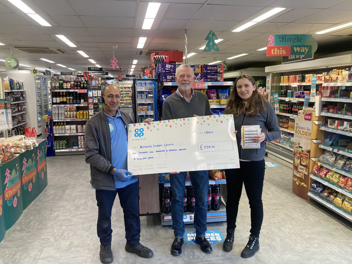 DeanKnox1980's tweet photo. What a way to Finnish my week . Meeting up with Insch community chosen charities to give away £1000’s to these great causes @mylesmacd01 @DSimps0104 .⭐️⭐️⭐️⭐️⭐️ https://t.co/PsoFTOxmnf
